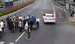 男子被车撞吃瓜群众,安全意识需加强