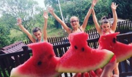 吃瓜群众小孩和妈妈,吃瓜群众小孩与妈妈的温馨日常