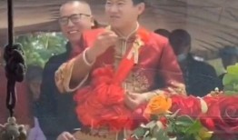 结婚像吃瓜群众,甜蜜与苦涩并存