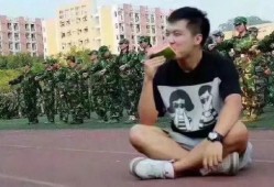 军训吊带吃瓜群众