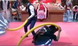 吃瓜群众误伤人视频,一场网络视频引发的争议