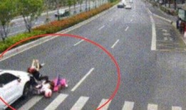 男子被车撞吃瓜群众,安全意识需加强