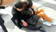 不明真相吃瓜群众围警局,一场误会引发的围观风波