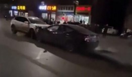 看查酒驾吃瓜群众连环相撞,看查酒驾现场连环相撞，吃瓜群众惊心动魄