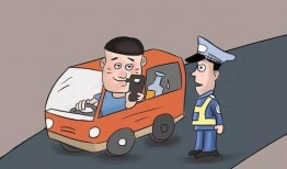 看查酒驾吃瓜群众连环相撞,看查酒驾现场连环相撞，吃瓜群众惊心动魄